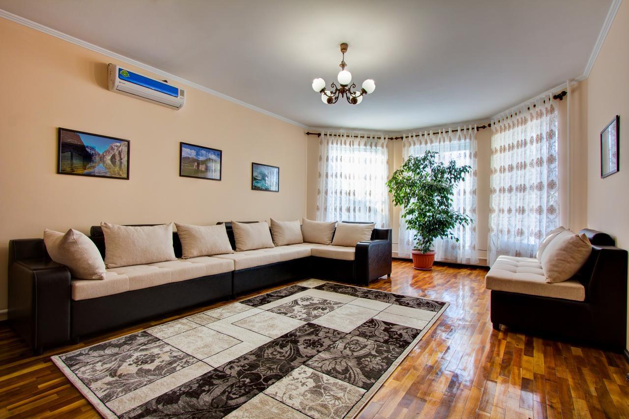 Centre Hostel Бишкек Екстериор снимка