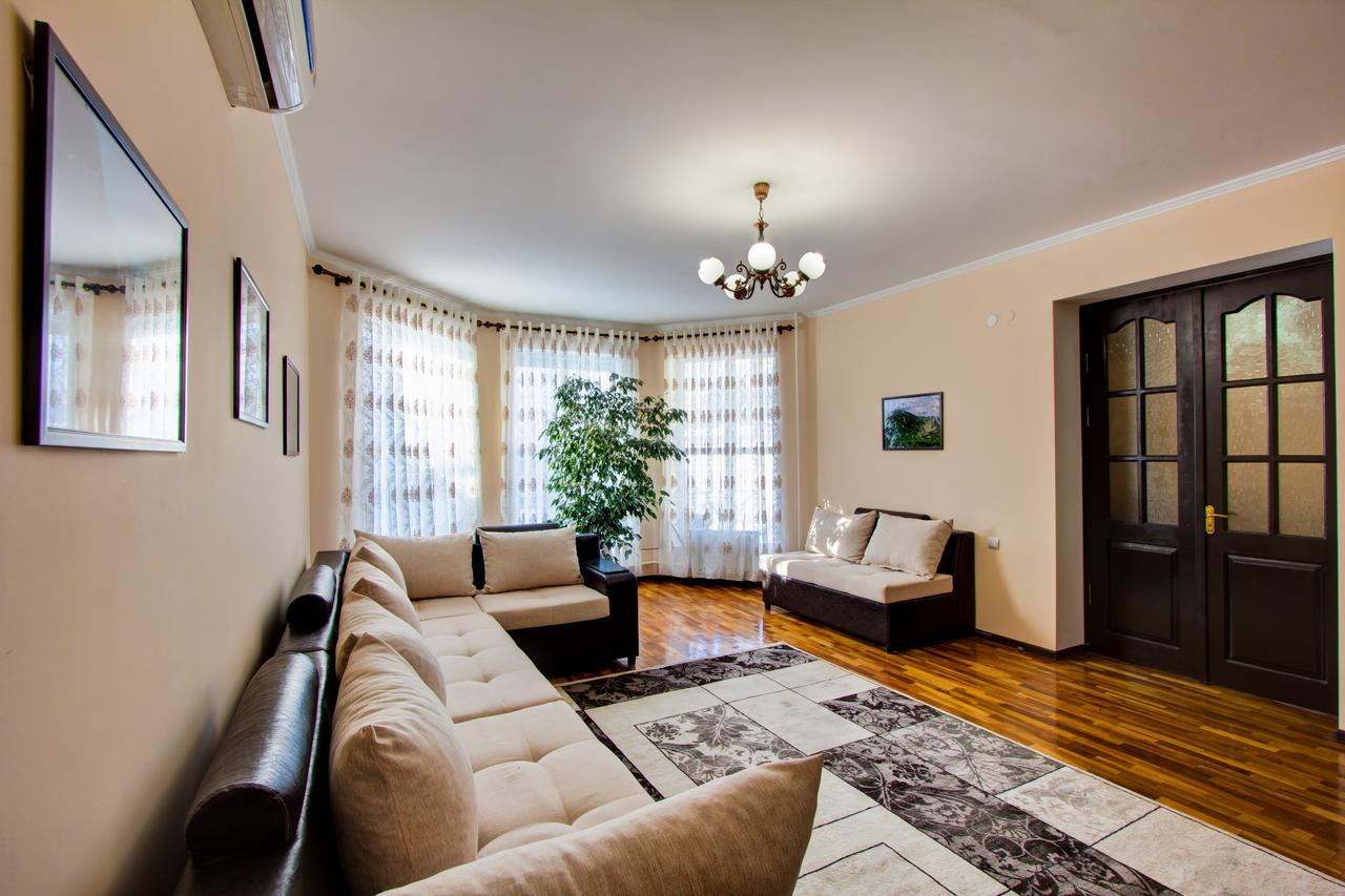 Centre Hostel Бишкек Екстериор снимка